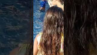 Diversão na piscina com a amiga#piscinas #desafionapiscina #brincadeiras #crianças #shorts #short 