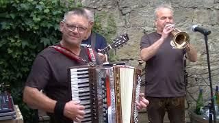 Peter am Akkordeon-Rucksackmusikanten-Ramsthal-26.05.2024