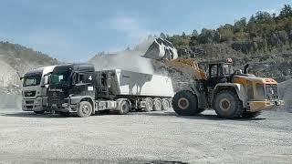 Liugong 890H Loader loading lorries