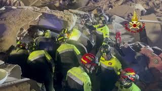 Crollo palazzo a Bari, il video del recupero di Rosalia De Giosa. I vigili la incoraggiano: "Forza!"