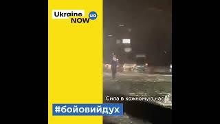 Звичайний чоловік регулює перехрестя під час блекауту