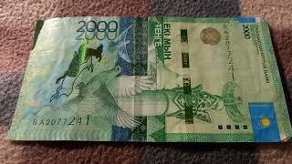 БАНКНОТА 2000 ТЕНГЕ № серии ВА2077241 на байковой поверхности 20-ого Марта - ДЕНЕЖНЫЙ ПОТОК
