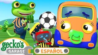 Vamos a jugar Fútbol   Garaje de Gecko | Carros para niños | Videos educativos