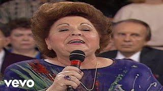Bill & Gloria Gaither - God Walks the Dark Hills [Live] ft. Vestal Goodman