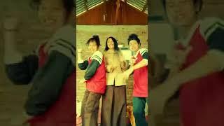 Masih Memakai Seragam Sekolah Goyang