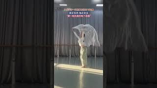 女生手持一次性桌布阳光下起舞，翩若惊鸿 婉若游龙，“那一刻光真的有了灵魂” #舞蹈