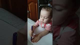 Малышка учится обводить контур руки