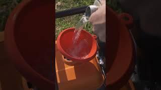 Запуск мотопомпы для грязной воды #мотопомпа #насосдляводы #откачкаводы #инструменты #длясада