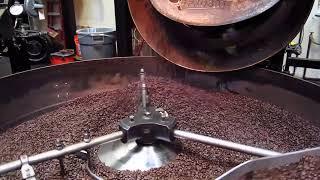 Caffé Vita Roasterie: Beans a crackin'