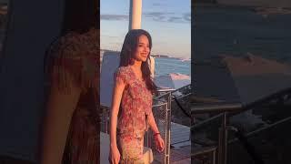 舒淇在戛纳电影节惊艳亮相，身着顶级高定礼服，气场全开。她选择了Armani Privé 2020春夏高级定制系列，现身W电影之夜，阳光洒在她身上，宛如夕阳中的天使，美得令人屏息。#戛纳电影节 #舒淇