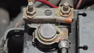 Cum se curăță repede o borna oxidata a bateriei auto.How to clean a car battery terminal.