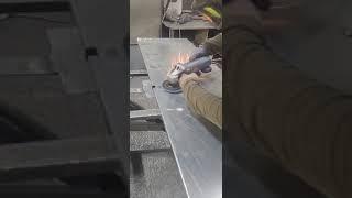 "احتراف جلخ الحديد: تقنية عالية لسطح ناعم ومتقن" #welding #industrialelectrician