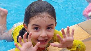 Jujú&Alice brincando na piscina!