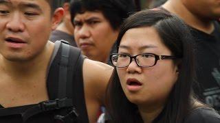 Violinist STUNS Bangkok Street with "Radioactive" Looping Cover