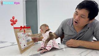 Kyo's dad unexpectedly receives a special, secret gift from a fan!