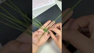 Use pine needles to make a small spoon, parent-child handmade DIY kindergarten handmade