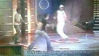 Moni y el Staff de baile acompaña a Esteban Barias