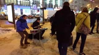 Київ, метро Олімпійська. Веселі вуличні музиканти/ Kyiv street musicians