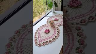 Trilho de mesa Floral em Crochê  Vídeo aula disponível no nosso canal do YouTube #croche #crochet