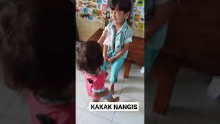 Kakak nangis. Adik jadi sedih