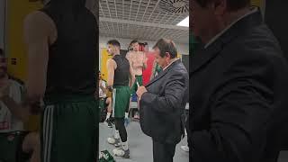 Ergin Ataman soyunma odasına giriyor, alkışlar yükseliyor! #paobc #erginataman #euroleague
