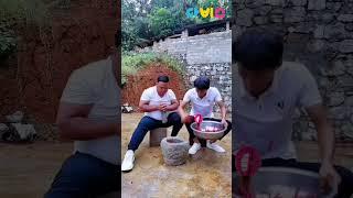 촐싹이 고추빻기(Grinding chili peppers)