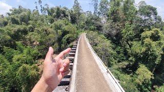 NYEBRANG DI JEMBATAN KERETA DENGAN KETINGGIAN 1000 METER NGERI.