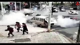 Así saltó por los aires una carretera en Wuhan tras una explosión de gas (2021)