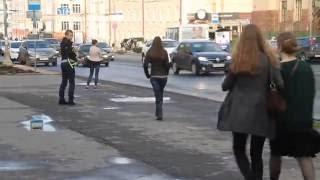 Девушка виляет задницей на проспекте Ленина