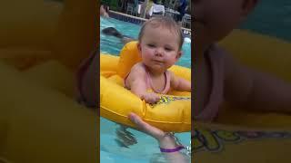 Niña bailando flotador amarillo piscina viral Tiktok / bebe bailando alberca pileta viral tiktok