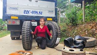 Mechanic girl rescues a truck whose tire burst in the middle of the road