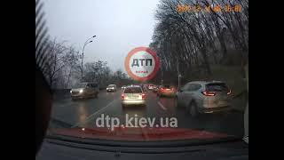 Шановні друзі дуже багато аварій зранку. На дарницькому мості потужник не визначився куди їхати.