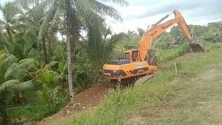 Jonyang JY623E Excavator Digging Soil Slope