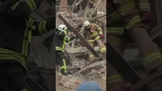 Rescuers Help Residents Stuck Under Rubble After Zaporizhzhia Strike #shorts