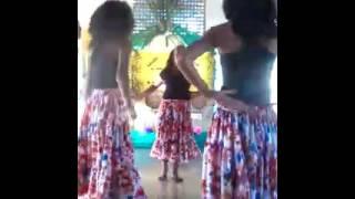 Mínima dançando  na escola deoclide muniz