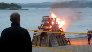 2012 06 23   video 1   sankt hans på Vøra badestrand   bålet