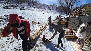 ️Amir and Family: The Challenge of Salvaging Wooden Pallets and Treasures Beneath the Snowy Ruins!