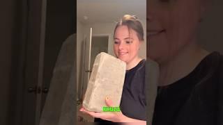 Делает книги из кирпичей 