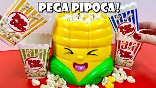 MILHO FELIZ! Quem Pega Mais Pipoca? Tia Flá X Produção