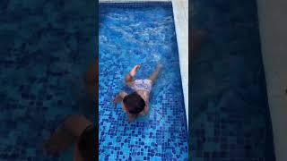 Niño en la piscina ‍️