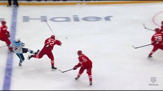 Квартальнов крушит Овчинникова/Kvartalnov lays solid hit on Ovchinnikov