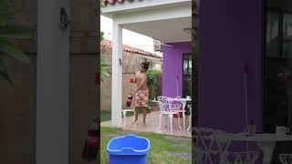 Messi tomando terere en la piscina