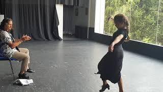 Irene Olvera bailando en clase con Farru