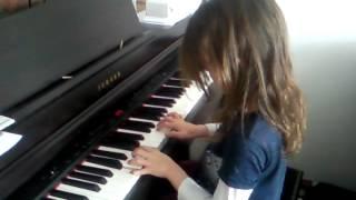 Elinka trénuje piano