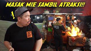 MAKAN BAKMI JAWA SAMBIL LIHAT ATRAKSI