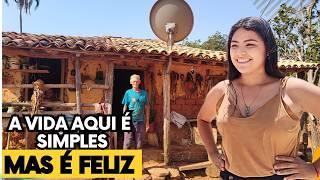 A VIDA SIMPLES no SERTÃO DE GOIAS... Ele vive em uma casa de mais de 100 anos e é feliz aqui