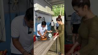 Cắt cục thịt đùi gà để làm gà viên | Gà Rán FKT