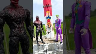 Spiderman attacks bad guys to rescue Wonder Woman | Marvel Toys