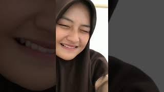 Ukhti cantik julur lidah 