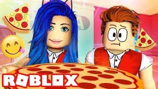 WORKING AT A PIZZA PLACE IN ROBLOX!